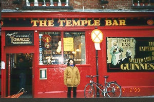 Diane in fromt of the famous Temple Bar