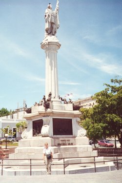 squarestatue01.jpg (22994 bytes)